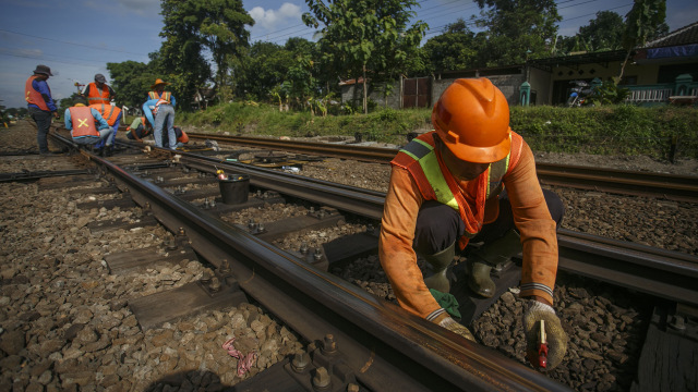 Petugas perbaiki wesel pemindah jalur rel kereta (Foto: Hendra Nurdiyansyah)