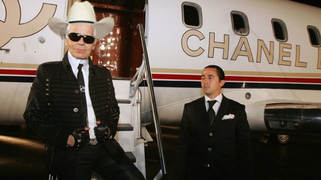 Karl Lagerfeld bersama jet pribadi miliknya (Foto: Dok. Luxuo)