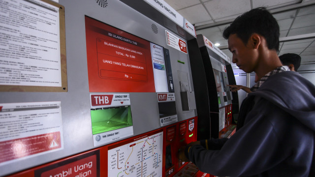 Vending Machine Kereta rel Listrik (KRL). (Foto: Muhammad Adimaja/Antara)