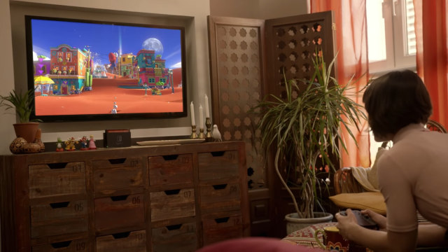 Memainkan Nintendo Switch melalui layar televisi (Foto: YouTube Nintendo)