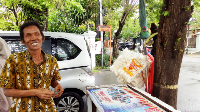 Irhama, pedagang kerupuk tunanetra (Foto: Aria Pradana/kumparan)