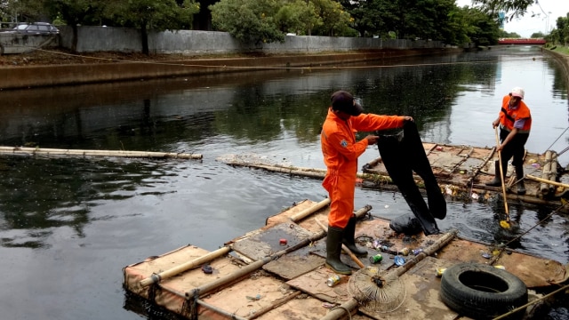 Petugas kebersihan temukan celana usang. (Foto: Viry Alifiyadi/kumparan)