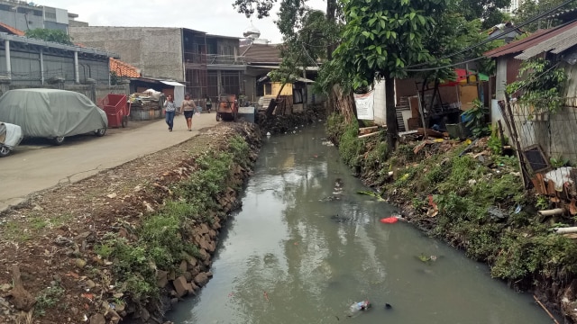 Kondisi kali yang kotor di belakang Gandaria City (Foto: Nadia Riso/kumparan)