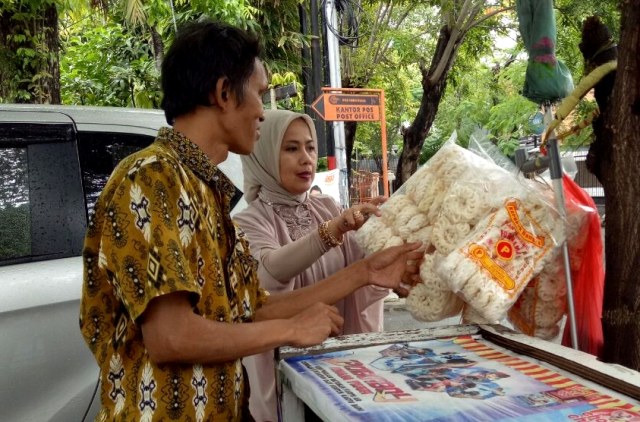 Melayani pembeli dengan senyuman. (Foto: Aria Pradana/kumparan)