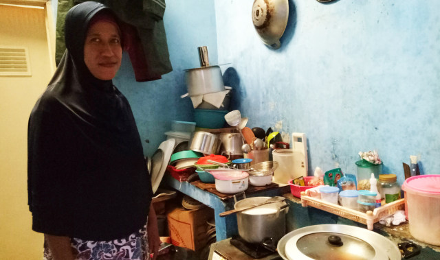 Bu Nurjanah, penjual nasi uduk Pasar Sawo (Foto: Kevin Kurnianto/kumparan)