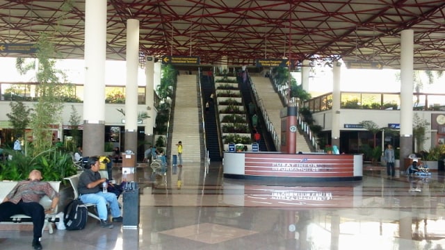 Lobi Bandara Juanda (Foto: Serenity/wikimedia commons)