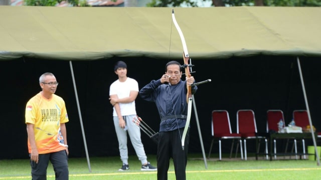 Jokowi berlatih panah di Bogor (Foto: Dok. Biro Pers Istana Kepresidenan)