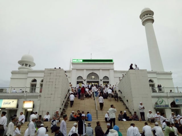 Situasi di luar Masjid Al Azhar. Foto: Fahrian Saleh/kumparan