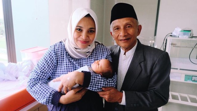 Amien Rais bersama putri dan cucunya. (Foto: Instagram @hanumrais)