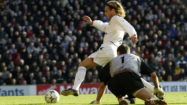 Jerzy Dudek dan Diego Forlan (Foto: Gary M. Prior/Getty Images)