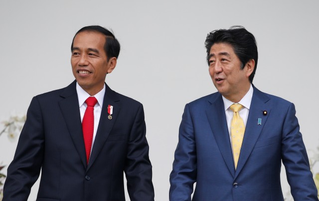 Presiden RI Jokowi dan PM Jepang Shinzo Abe. Foto: Beawiharta/Reuters