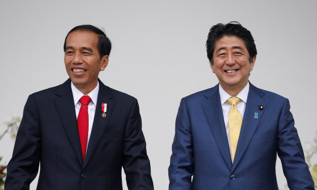 Presiden RI Jokowi bersama PM Jepang Shinzo Abe. Foto: Beawiharta/Reuters