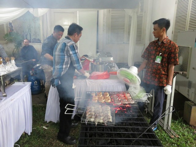 Petugas membakar seafood di Istana Bogor (Foto: Yudhistira Amran Saleh/kumpara)