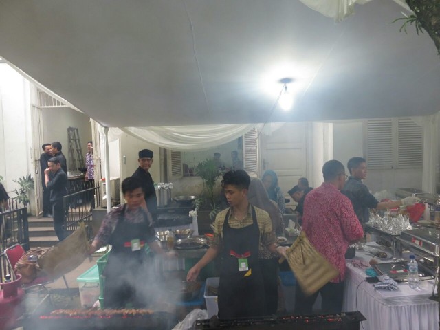 Petugas membakar seafood di Istana Bogor (Foto: Yudhistira Amran Saleh/kumpara)