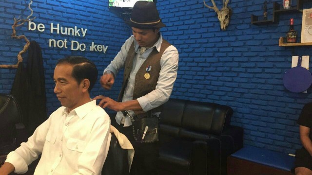 Jokowi cukur rambut di Bogor (Foto: Bagas Gumilang)