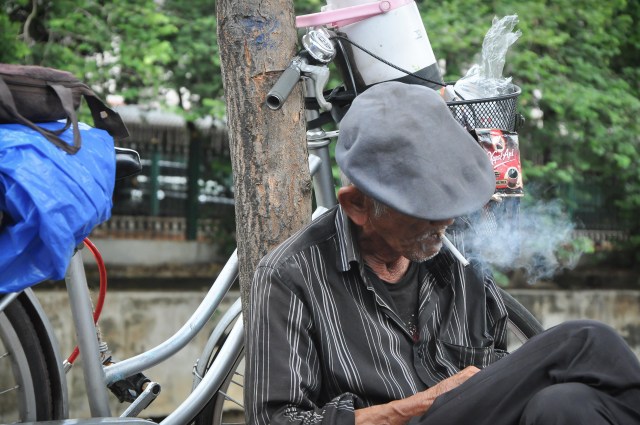 Mulyono, penjual kopi keliling. (Foto: Kevin Septhama/kumparan)