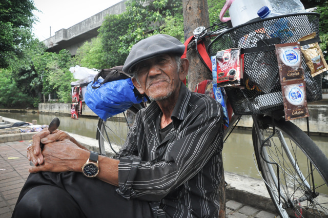 Mulyono, penjual kopi keliling. (Foto: Kevin Septhama/kumparan)