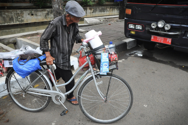 Mulyono, penjual kopi keliling. (Foto: Kevin Septhama/kumparan)