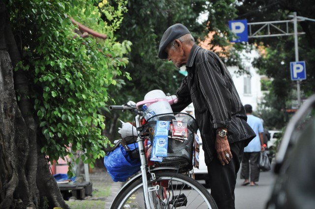 Mulyono, penjual kopi keliling. (Foto: Kevin Septhama/kumparan)