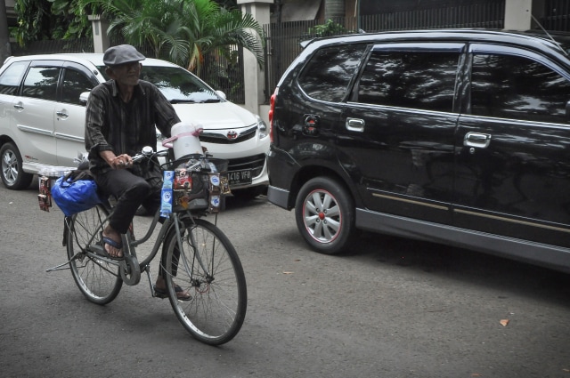 Mulyono, penjual kopi keliling. (Foto: Kevin Septhama/kumparan)