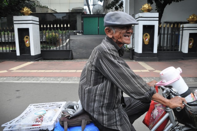 Mulyono, penjual kopi keliling. (Foto: Kevin Septhama/kumparan)