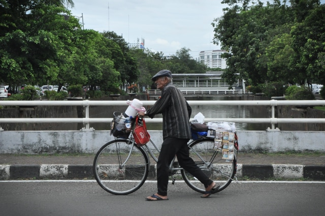 Mulyono, penjual kopi keliling. (Foto: Kevin Septhama/kumparan)