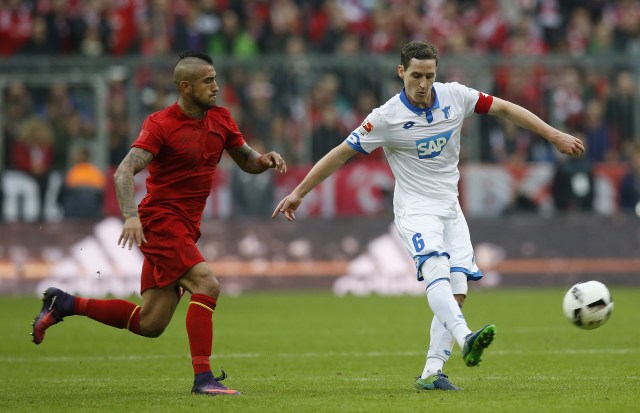 Rudy (kanan) Berduel dengan Arturo Vidal. (Foto: Getty Images)