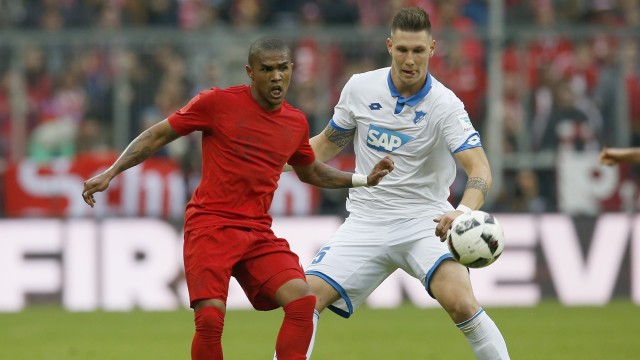 Suele berduel dengan Douglas Costa. (Foto: Getty Images)