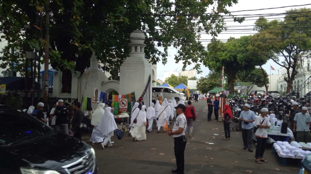 Massa FPI di Masjid Al Azhar (Foto: Mustaqim Amna/kumparan)