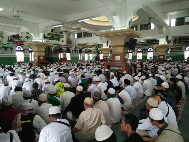 FPI saat zikir di Masjid Al-Azhar. (Foto: Aditia Noviansyah/kumparan)