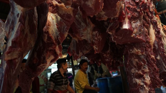 Daging sapi di pasar tradisional. (Foto: Aditia Noviansyah/kumparan)