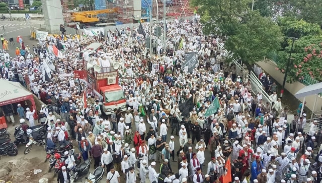 Massa mulai berbondong-bondong datang. (Foto: Mustaqim Amna/kumparan)