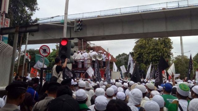 Massa demo FPI melakukan long march. (Foto: Mustaqim Amna/kumparan)