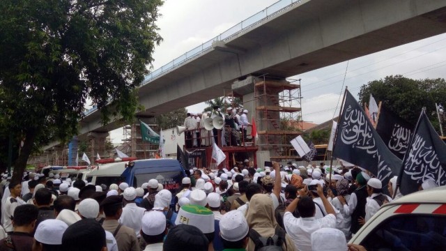 Massa FPI lakukan long march ke mabes polri. (Foto: Mustaqim Amna/kumparan)