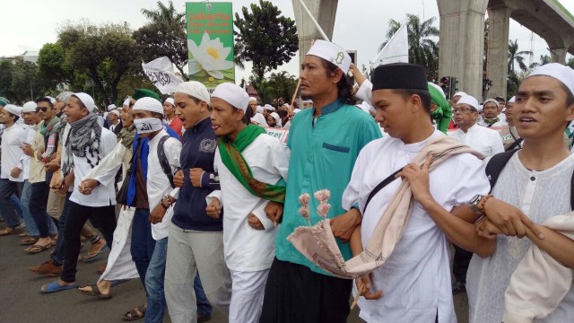 Massa bergandengan tangan. (Foto: Aldis Tannos/kumparan)