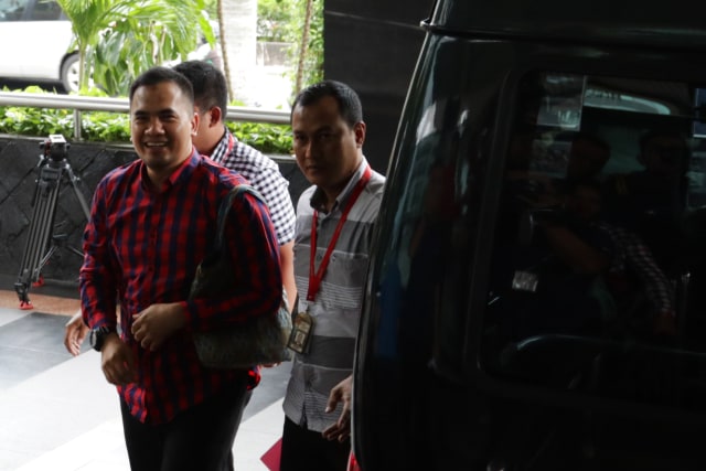 Saipul Jamil tiba di KPK. (Foto: Fanny Kusumawardhani/kumparan)