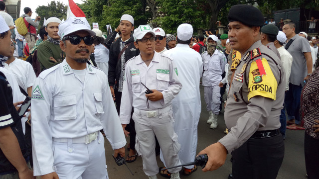 Sejumlah anggota FPI dan aparat kepolisian Foto: Aldis Tannos/kumparan