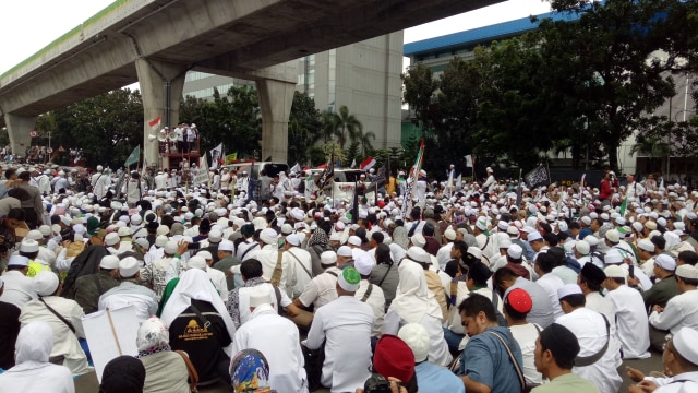 Massa demo FPI duduk bersama. (Foto: Aria Pradana/kumparan)