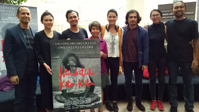 Para kru dan pemeran film 'Istirahatlah Kata-kata' (Foto: Prabarini Kartika/kumparan)