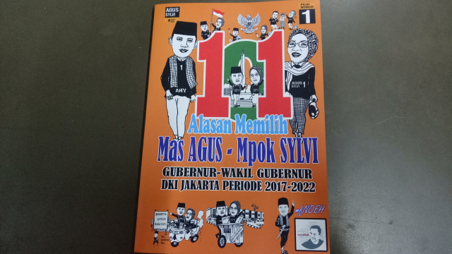 Buku "Alasan Memilih Mas Agus-Mba Syilvi" (Foto: Amanaturrosyidah/kumparan)