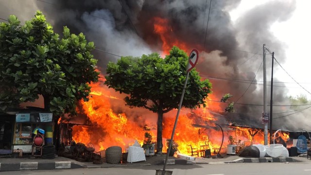 Api melahap Rumah Makan Ampera. (Foto: Ridwan Surbakti/kumparan)