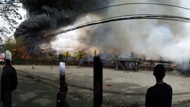 Asap kebakaran mengepul terlihat dari kejauhan. (Foto: Ridwan Surbakti/kumparan)