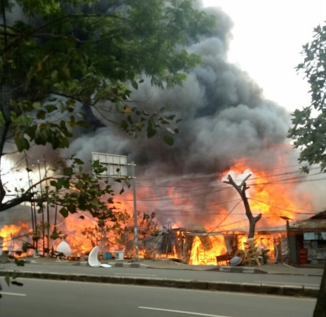 Rumah Makan Ampera Kebakaran. (Foto: Ridwan Surbakti/kumparan)