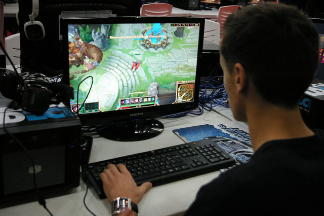 Pecandu game online. (Foto: Wikimedia)