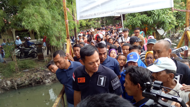 Agus mendengarkan saran warga Semper Barat. (Foto: Amanaturrosyidah/kumparan)