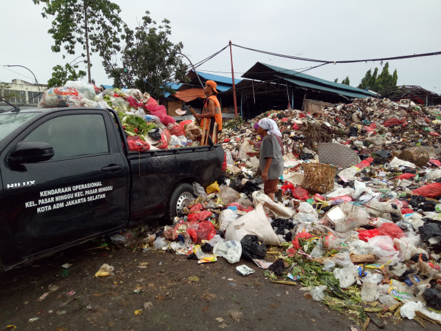 Gunungan sampah di TPS Pasar Minggu. (Foto: Anggi Dwiky Dermawan/kumparan)