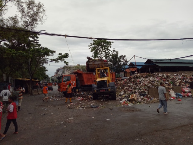 Tumpukan sampah di TPS Pasar Minggu. (Foto: Anggi Dwiky Dermawan/kumparan)