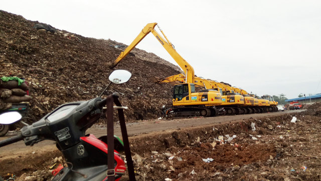 Excavator long arm mengeruk sampah di Bantargebang Foto: Ainul Qalbi/kumparan
