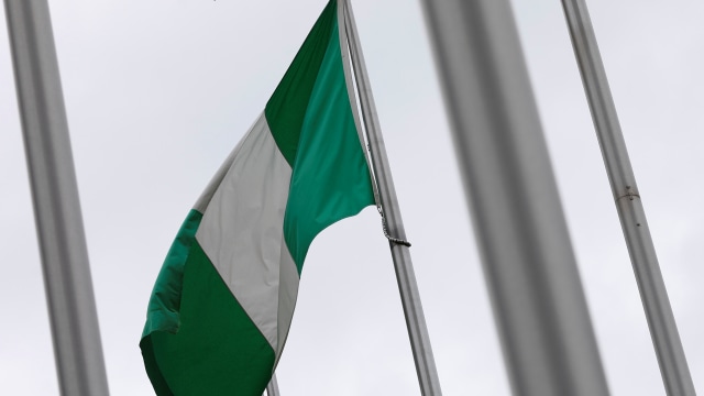 Bendera Nigeria di depan Nigeria Trade Office (Foto: Tyrone Siu/reuters)
