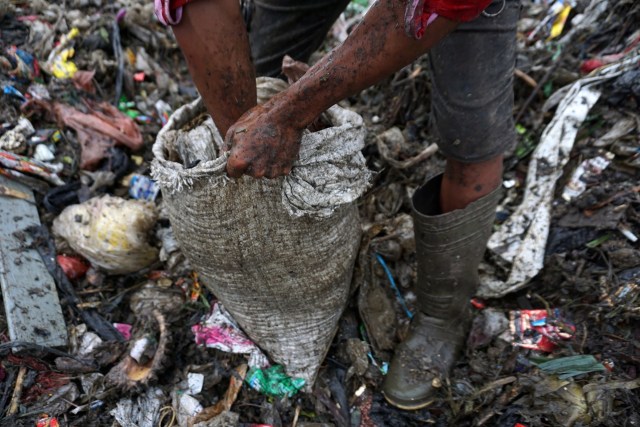 Mengais rezeki dari tumpukan sampah. (Foto: Aditia Noviansyah/kumparan)